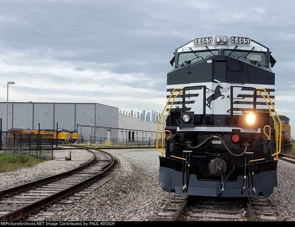 Front End Shot Of NS 4465 as Her Ditch Lights Alternatively Sequence On and Off.